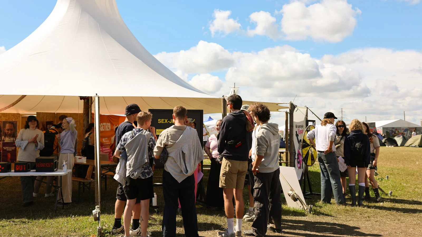 Sex & Samfund deler 20.000 kondomer ud og tager snakken om samtykke på Roskilde Festival