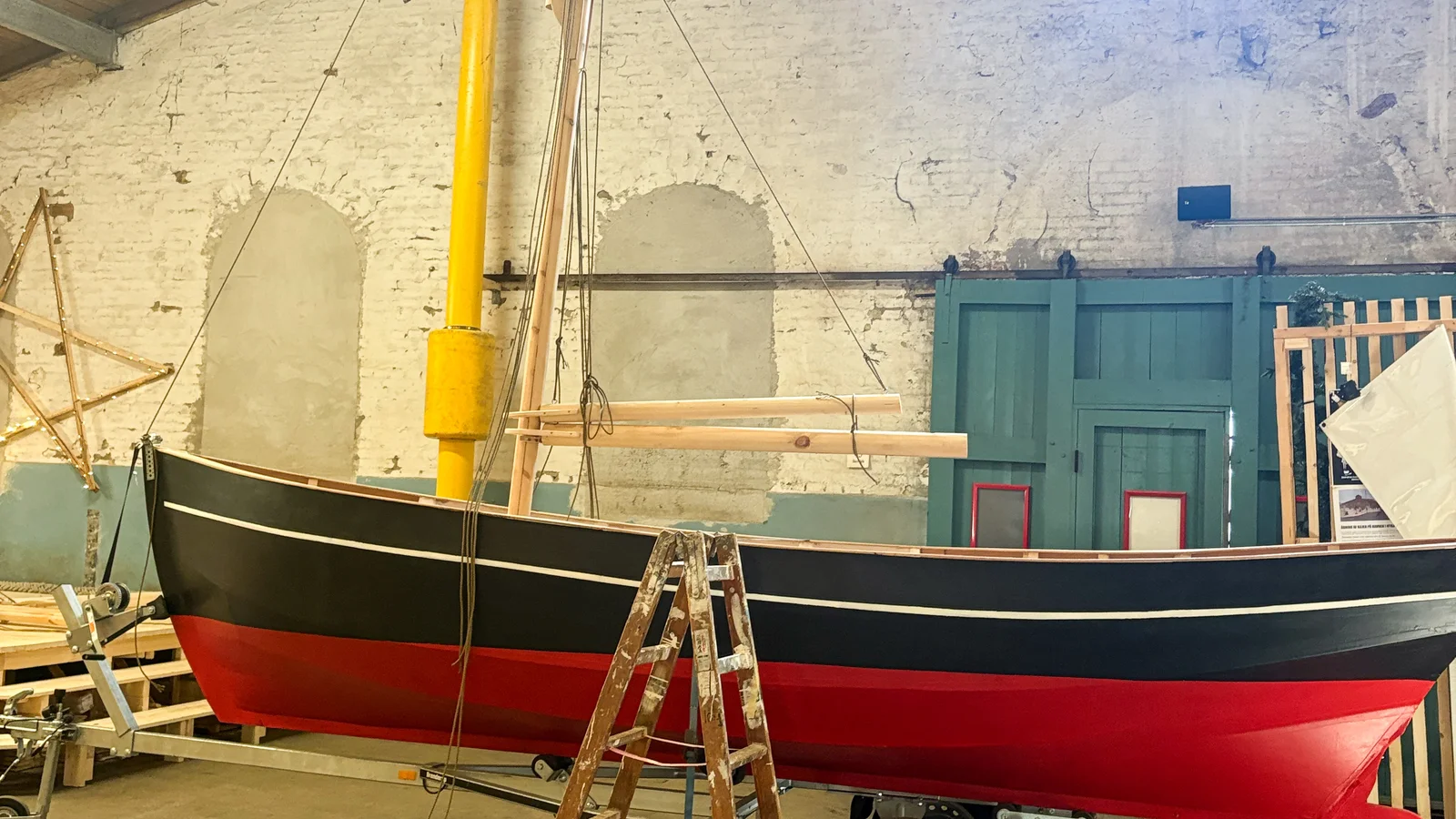 Efter et års hårdt arbejde: Nu udstiller unge fra Guldborgsund deres eget håndbyggede skibsmodel
