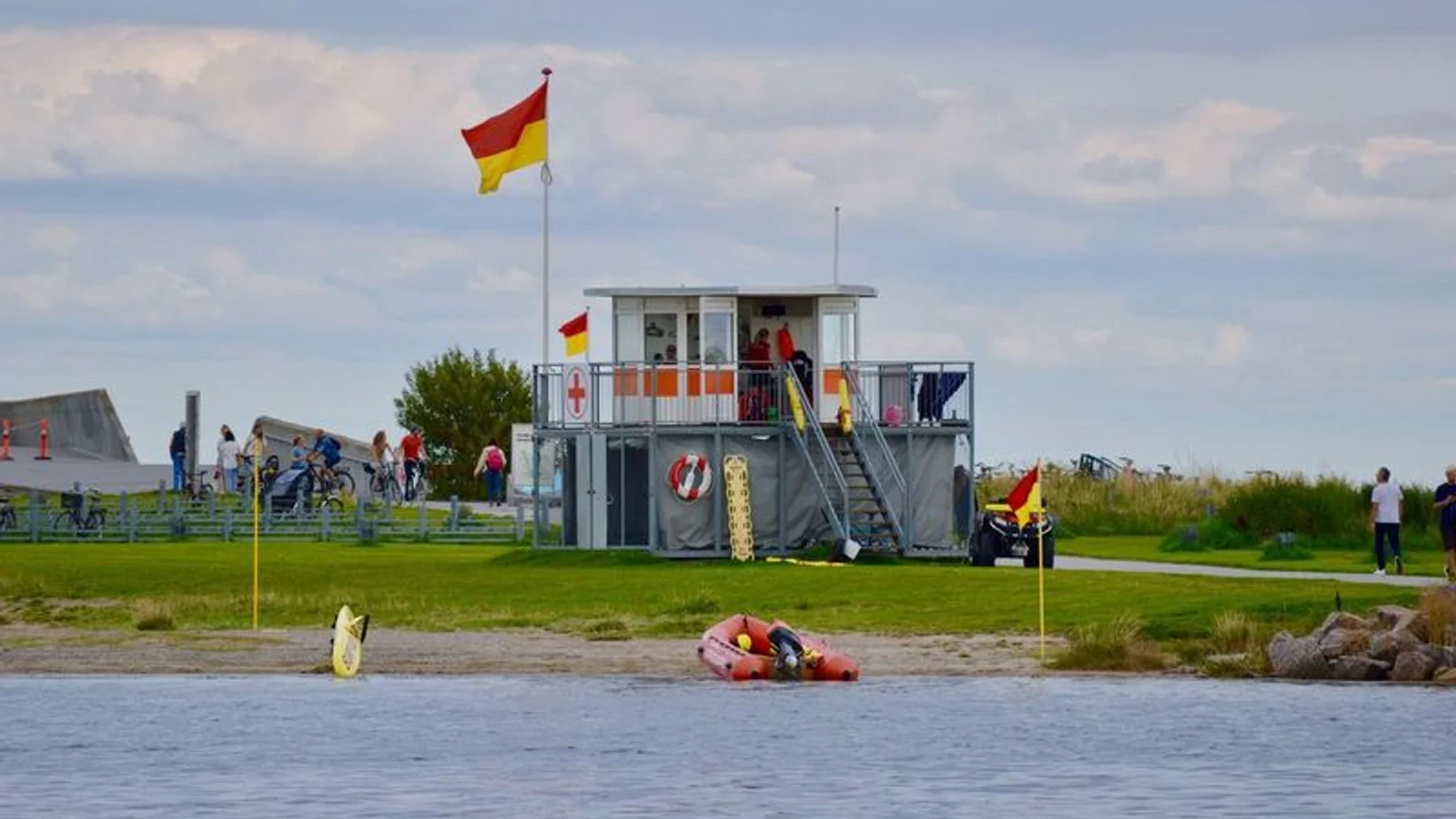 Øger beredskab ved strand og havn i weekenden