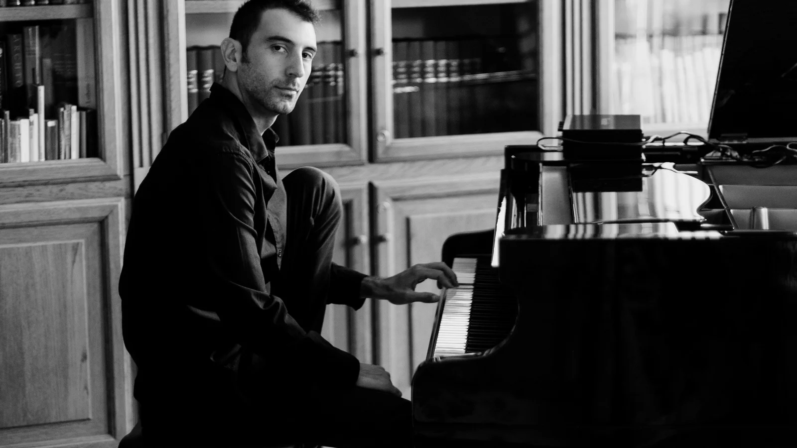 Stjernepianisten Andrea Vanzo vender tilbage til København med sit filmiske, neoklassiske klaverunivers