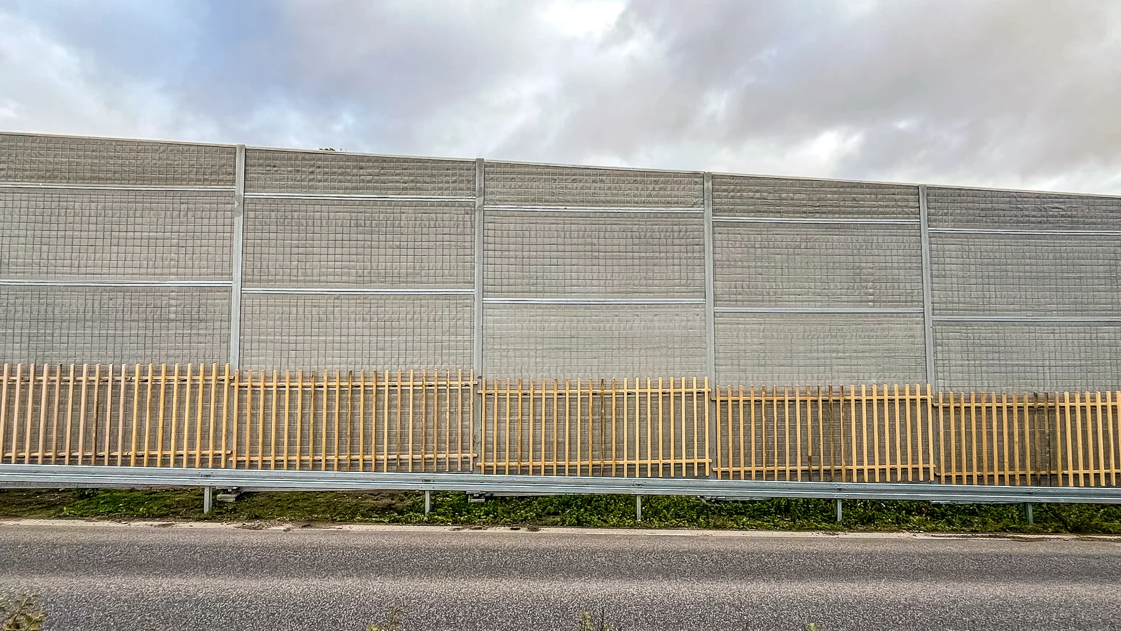 Reparation af støjskærm langs Nordjyske Motorvej ved Randers S skaber vejarbejde
