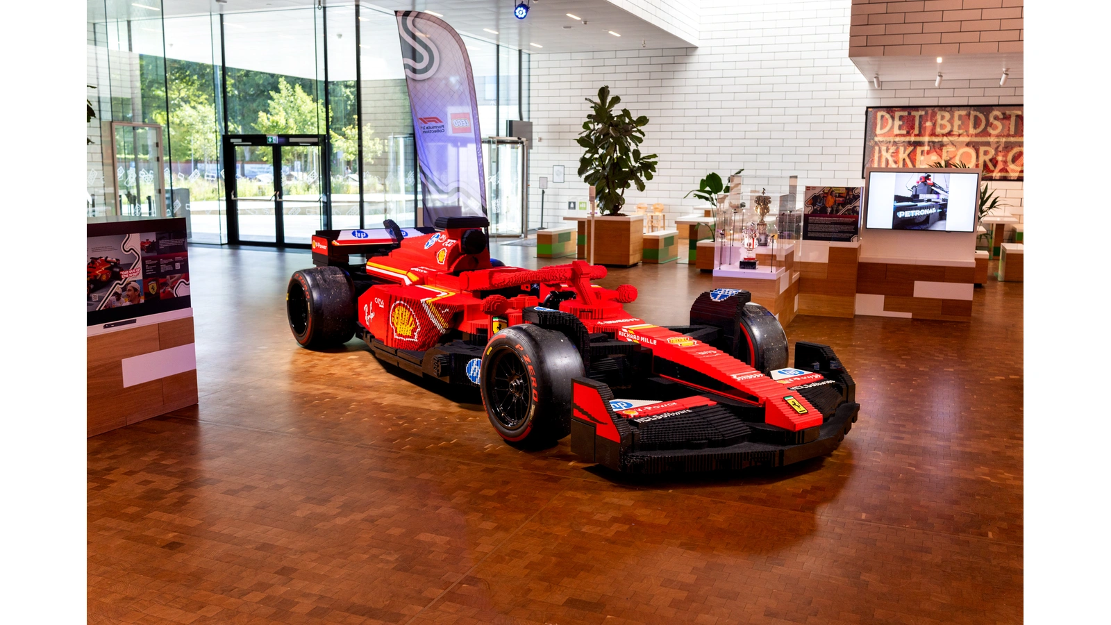 Ferrari SF-24 F1®-racer imponerer i LEGO House®