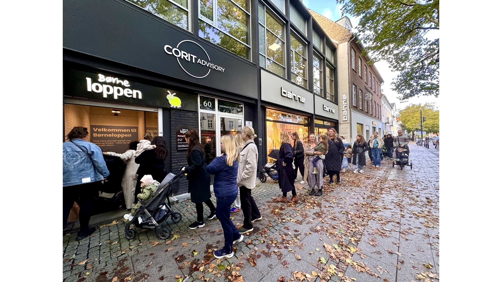 Lokal genbrugsbutik jubler over Letbanens åbning: "Det bliver nemmere for familier at besøge os"
