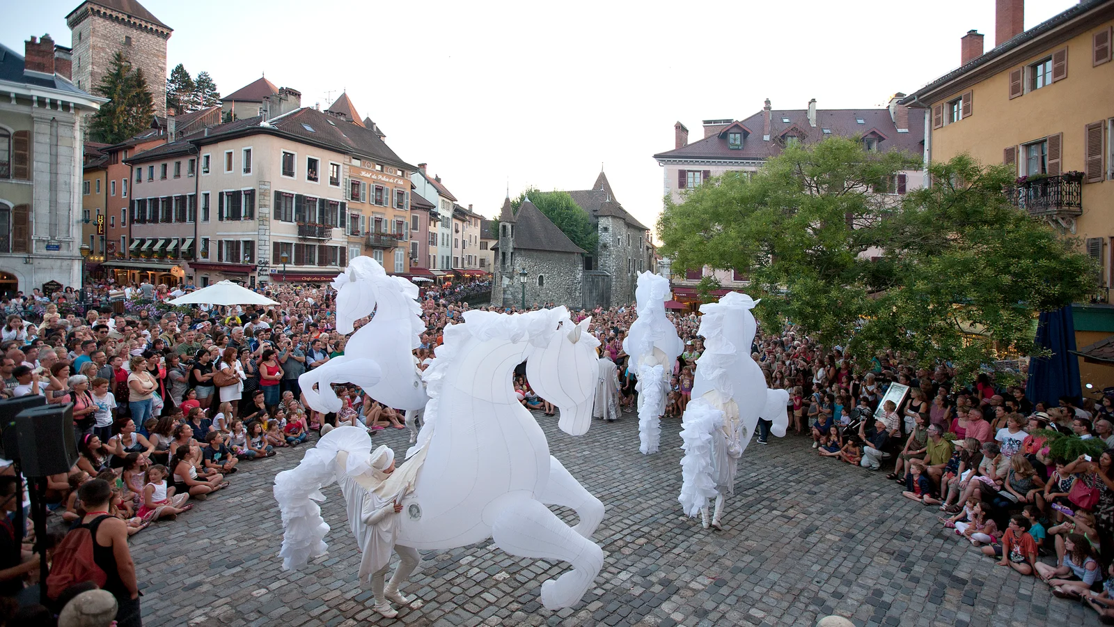 Oplev svævende heste, akrobatik og magi, når Københavns Gadeteaterfestival indtager byen