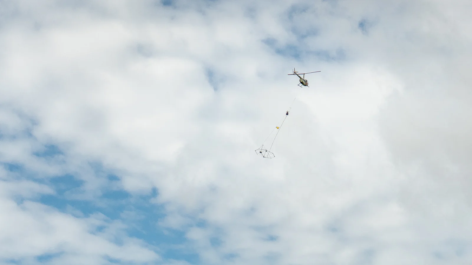 Helikopter undersøger undergrunden langs den kommende Næstvedmotorvej