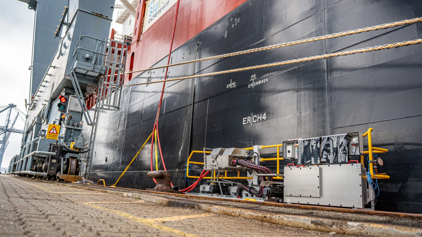 Første containerskib tilsluttet landstrøm hos Aarhus Havn